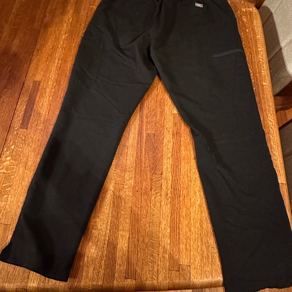 Figs Women's Black Scrub Set - Picture 3 of 6